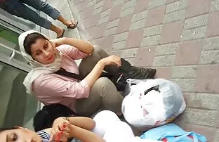XXX این دانش آموز باهوش از کتاب پیاده شد و سبزه خود را با بچه های کوچک لمس کرد موبوگرام سکسی