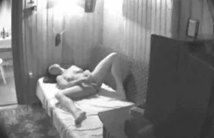 XXX او سبزه جوان را به بیرون از منزل دعوت كرد و او را در هوای تازه قرار داد کانال سکس فیلم