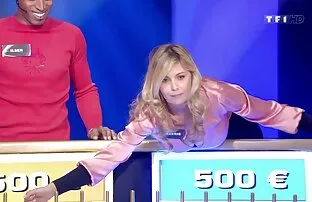XXX جوجه ای با موهای ظریف ، یک ماساژور شاخی موبوگرام سکسی را روی رابطه جنسی پخش کرد