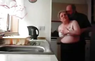XXX زن جوان با مشاعره بزرگ با ﻿کانال فیلم پورن بیدمشک تراشیده اش در آشپزخانه خودارضایی می کند