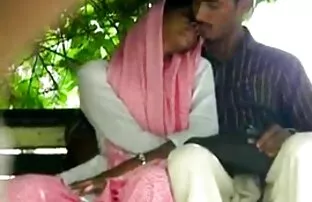 XXX یک سبزه موی بلند در جوراب ، پاهای خود را گسترش می دهد تا از کلیت بزرگ سکس در موبوگرام خود بهره ببرد
