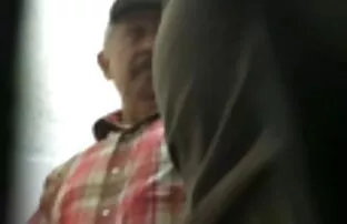 XXX دختری که سینه های طبیعی دارد با بیدمشک و تراشیده مرطوب عکس سکس تلگرامی مرطوب می شود