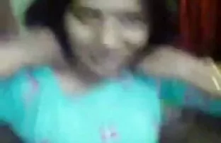 XXX سبزه ای با گروه سکسی موبوگرام لب های چاق قرمز ، خروس بزرگی را در ماسک جلوی چشمانش لیس می زند