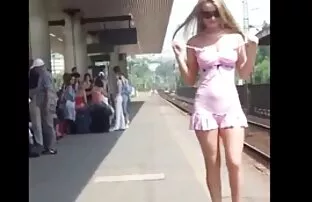 XXX بلوند یک دست کانال سکس فیلم تلگرام روی الاغ خود احساس می کند